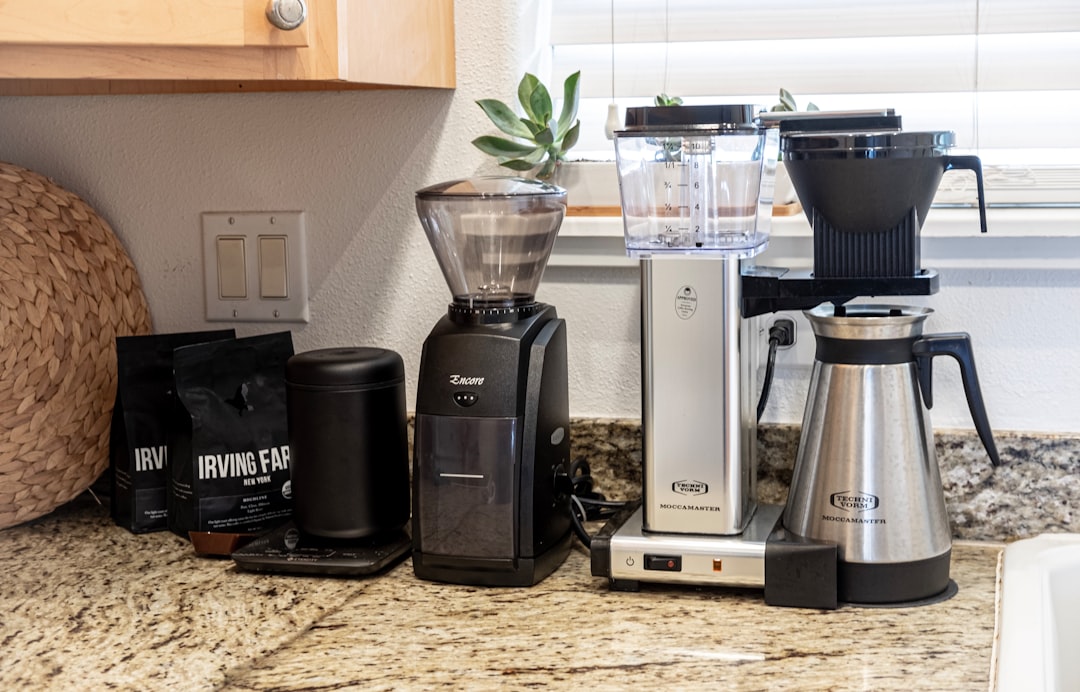 Photo by Daniel Norris black and gray blender